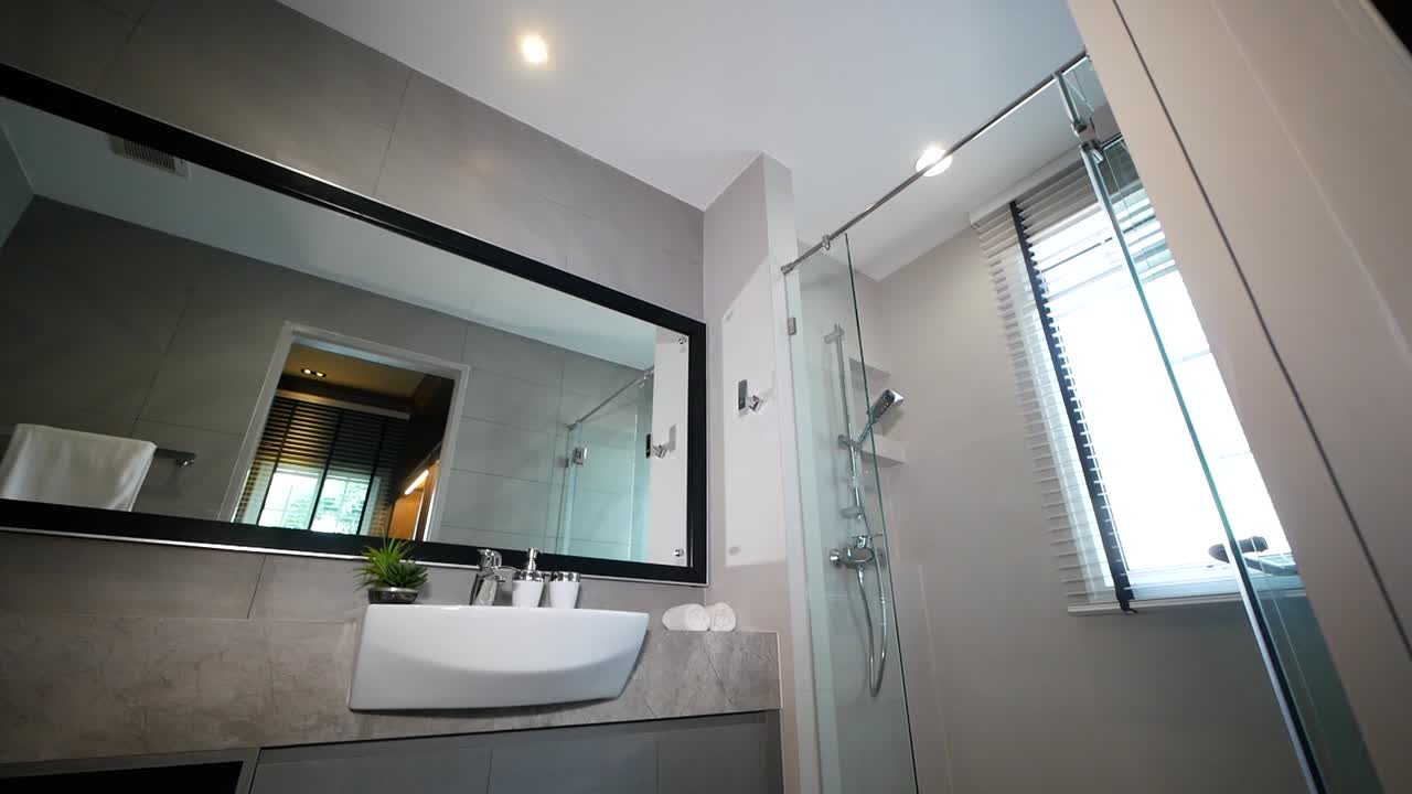 Bagno moderno ed elegante con box doccia