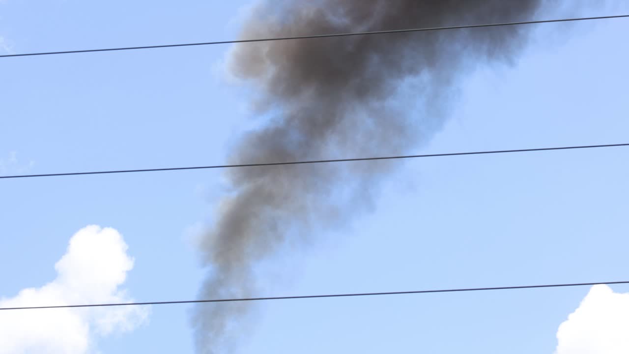 높은 굴에서 연기가 점진적으로 방출되는 것