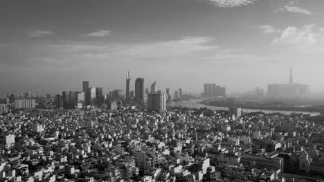 Hiperlapso-De-4k-En-Blanco-Y-Negro-Temprano-En-La-Mañana-Del-Panorama-De-La-Ciudad-De-Ho-Chi-Minh-Que-Muestra-El-Horizonte-De-La-Ciudad-Y-Las-áreas-Residenciales-Adyacentes