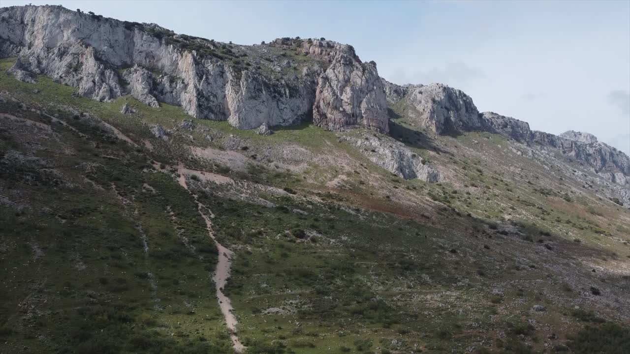 toma aérea de la montaña el torcal en españa, una roca de la era jurásica en una reserva natural