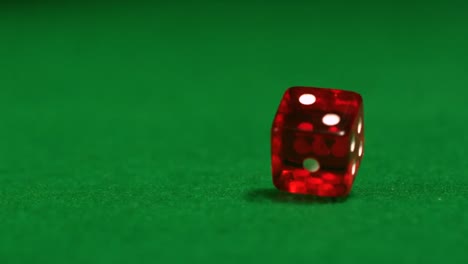 los dados rojos rodando en la mesa del casino