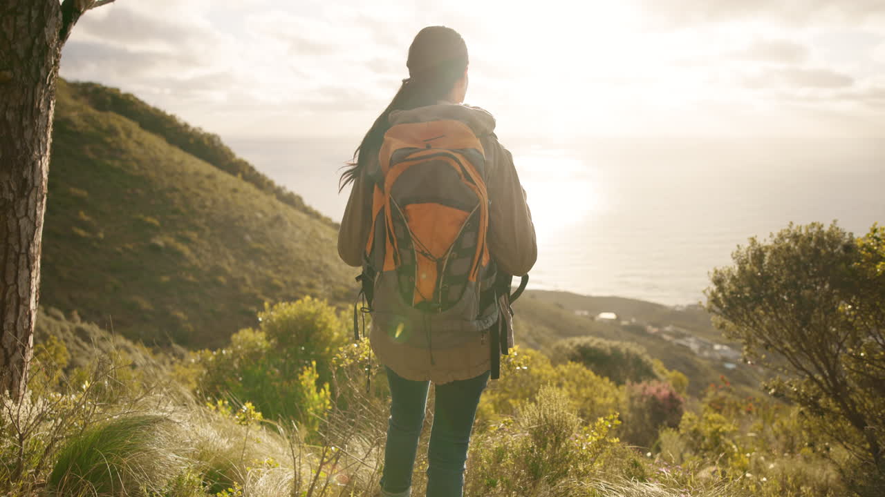 mujer, senderismo y libertad en la montaña para el fitness