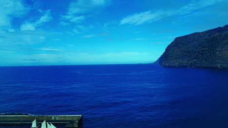 Impresionante-Disparo-Que-Revela-El-Barco-Que-Navega-Desde-El-Puerto-Deportivo-Hasta-El-Océano-Azul-Abierto,-Tenerife,-España