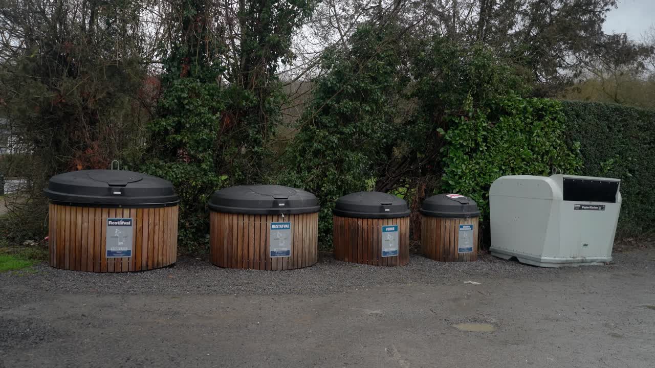 fila de contenedores de basura separados para un mundo ambiental duradero