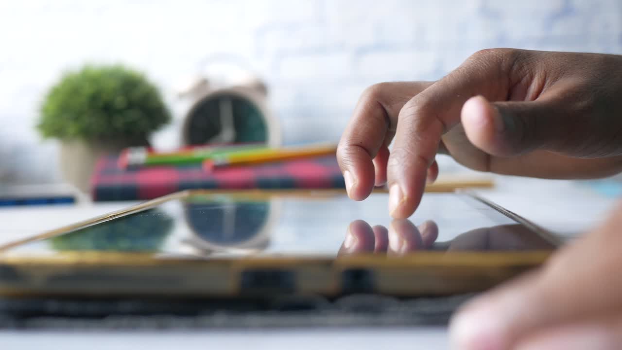 persona que utiliza la tableta