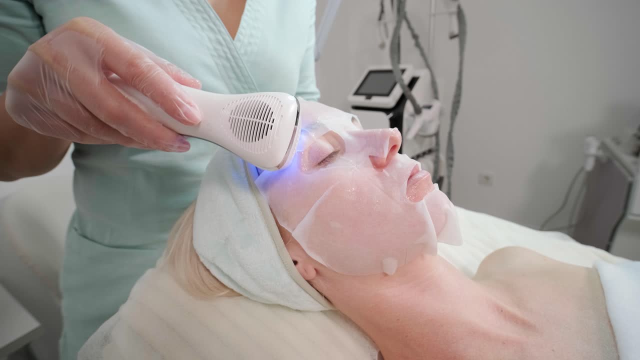 현대 화장품 클리닉에서 phonophoresis 얼굴 절차. 전문적인 피부 관리, 보습, 재생. 하드웨어 화장품.