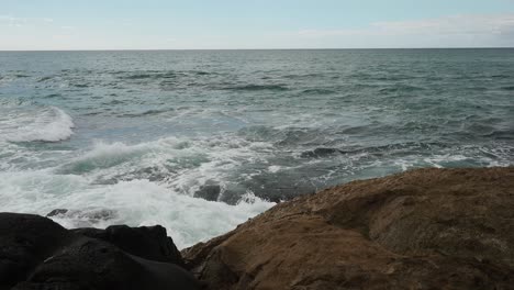 Olas-Rompiendo-Sobre-Las-Rocas-Volcánicas-De-Oahu