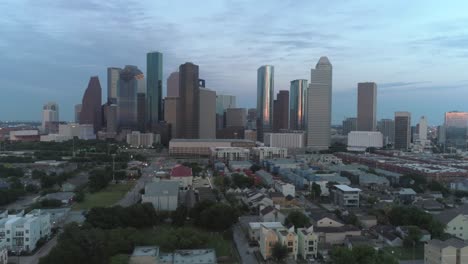 Este-Video-Es-Sobre-Una-Vista-Aérea-Del-Horizonte-Del-Centro-De-Houston-En-La-Noche