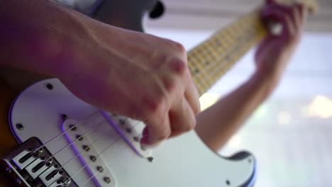 dibujo detallado de la mano del guitarrista con su instrumento musical