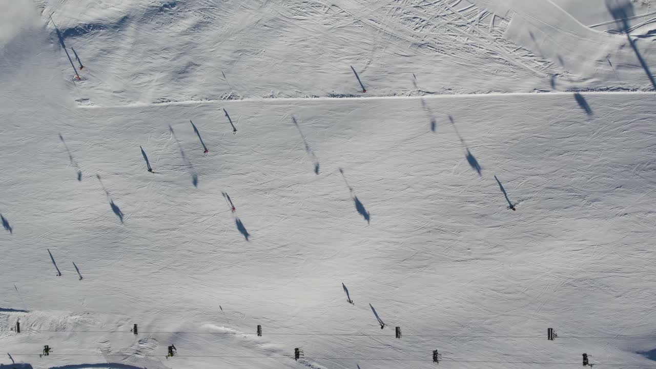 skilift desde arriba con sombras en los dolomitas