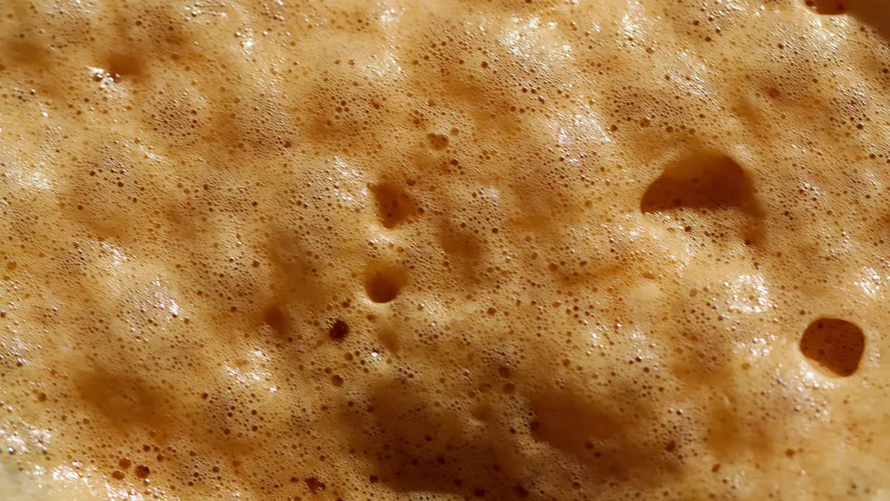 이탈리아의 셰이커토 음료의 매크로 으로 거품이 폭발하는 것을 보여줍니다.