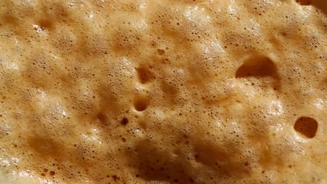 una foto macro de una bebida shakerato en italia, que muestra las burbujas explotando
