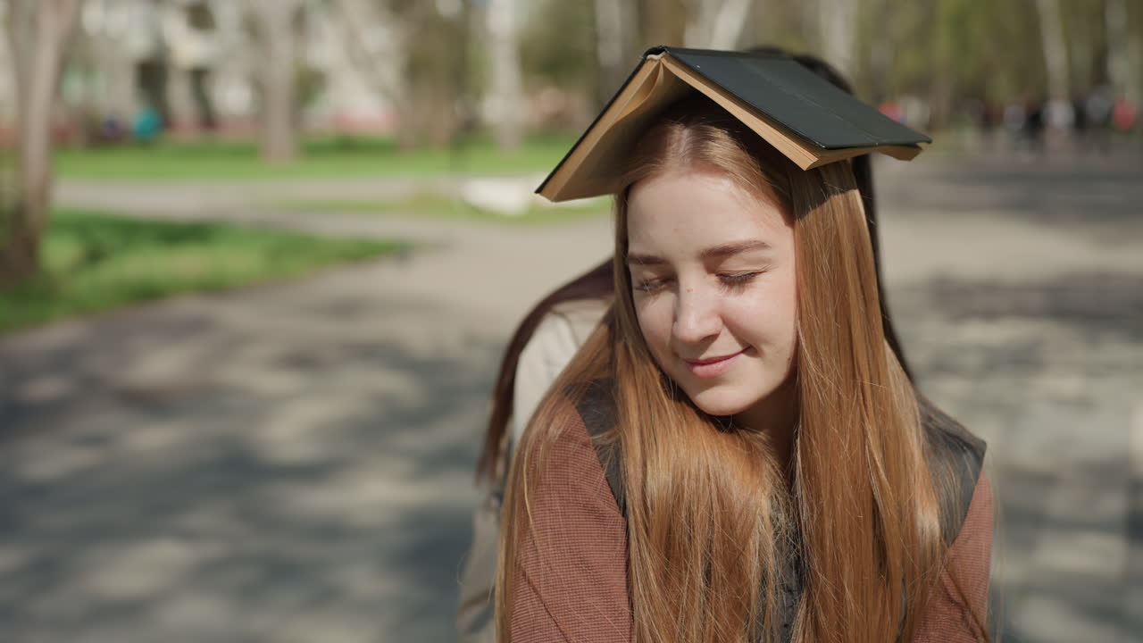 Provocação e sorrisos alegres ao ar livre, camaradagem jovial sob a luz do sol com gestos lúdicos, caminho ensolarado que captura uma cena alegre de provocação e amizade genuína entre amigos.