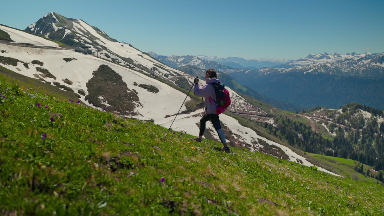 mujer haciendo senderismo en las montañas