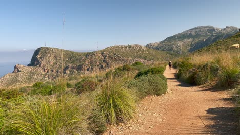 Mujeres-Caminando-Por-La-Ruta-De-Senderismo-En-Fondal-De-Ses-Basses,-Mallorca,-España