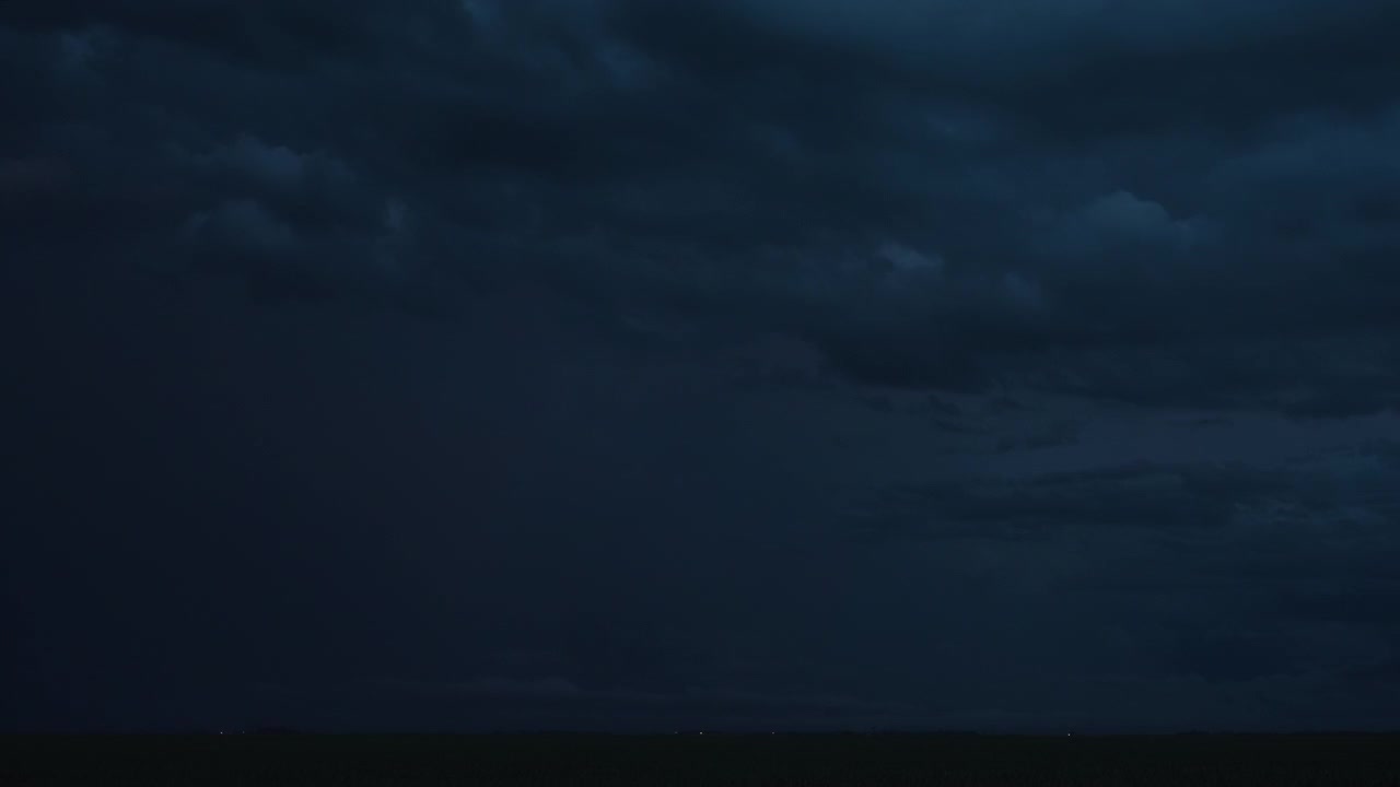 Brillantes destellos de relámpagos llenan el cielo oscuro bajo una impresionante nube de tormenta