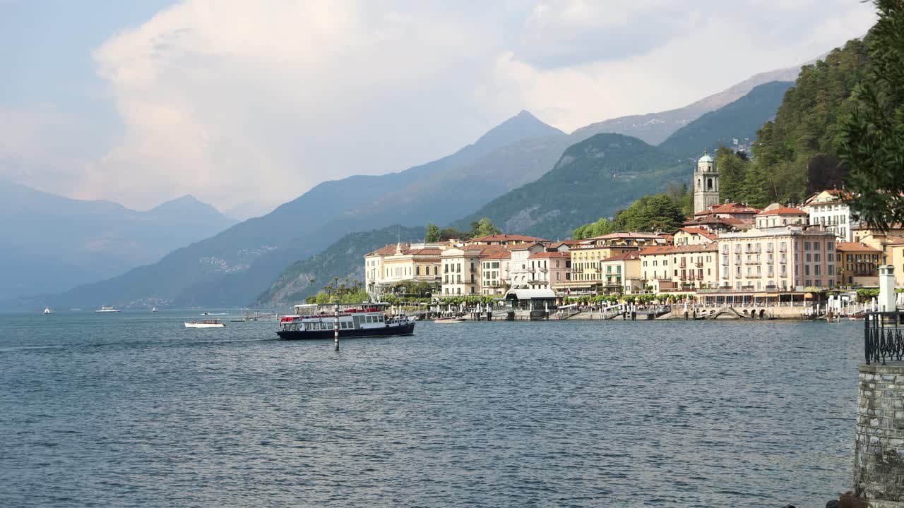 ferry llega a la hermosa ciudad turística de bellagio, lago de como, italia