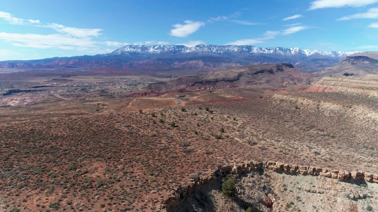 toma de drones de una gran meseta en el desierto con montañas en la distancia