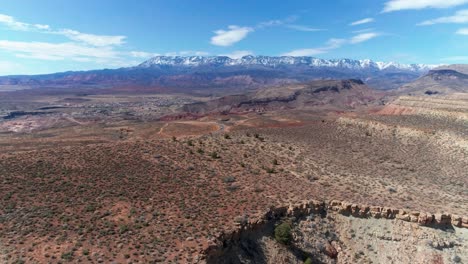 Toma-De-Drones-De-Una-Gran-Meseta-En-El-Desierto-Con-Montañas-En-La-Distancia