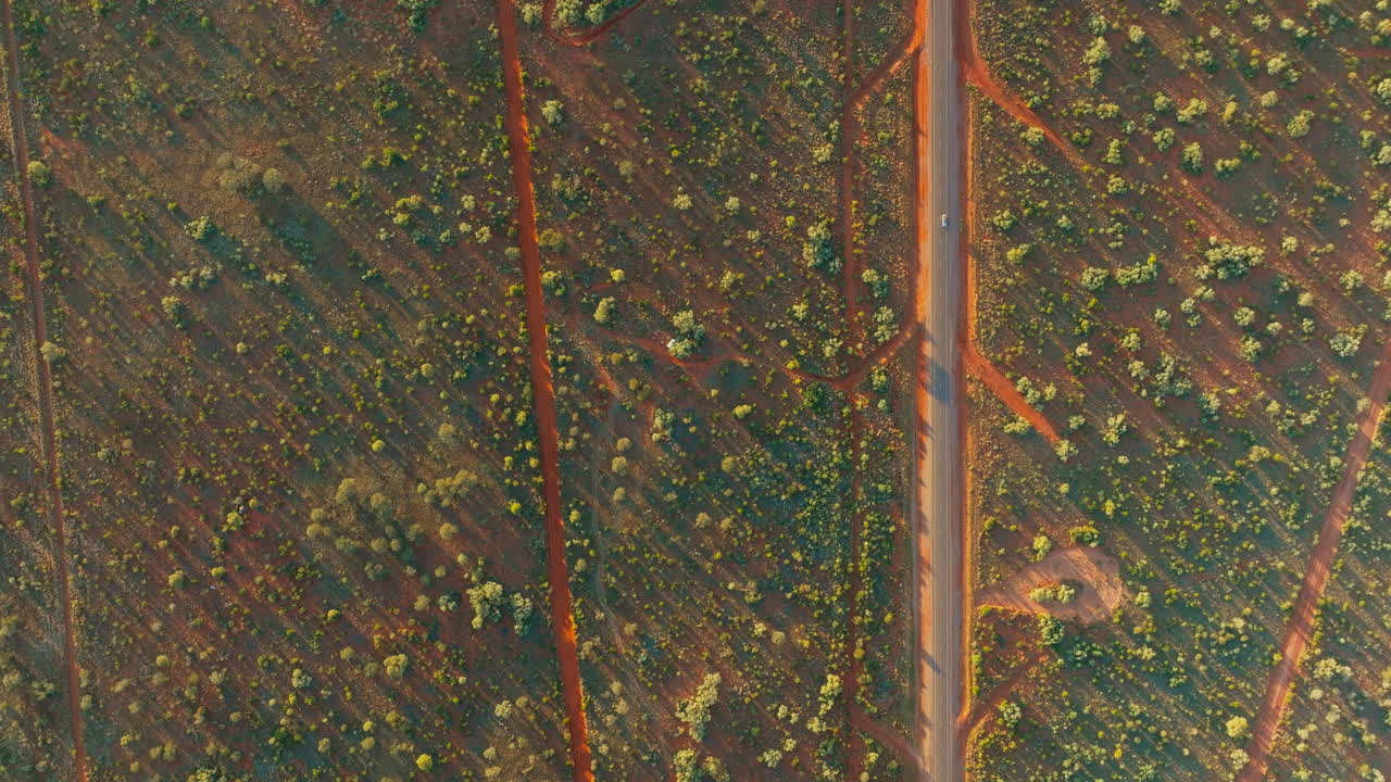 vista aérea de un avión no tripulado sobre el bosque del interior con la pista de carreras del desierto de finke, 4k