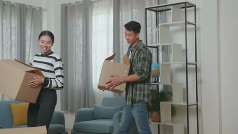 행복한 커플이 집에 들어갑니다.