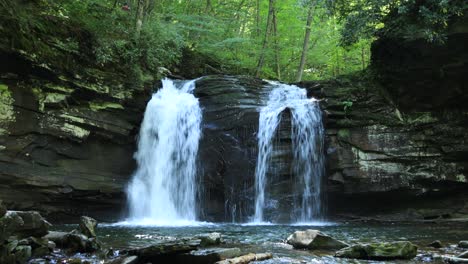 Seneca-Falls,-Una-Gran-Cascada-Ubicada-A-Lo-Largo-De-Seneca-Creek,-Dentro-Del-área-Recreativa-Nacional-Spruce-Knob-Seneca-Rocks-En-Virginia-Occidental