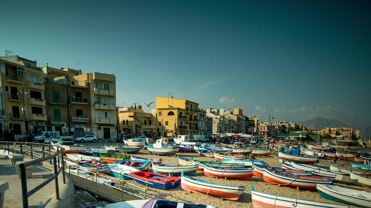 barcos de pesca y pescadores en la playa de la ciudad de aspra, sicilia