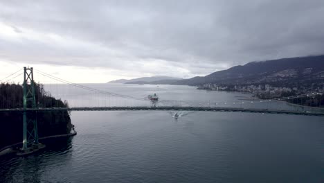 Schiff-Segelt-Auf-Dem-Burrard-Inlet-Fjord-Mit-Der-Lions-Gate-Bridge-Im-Vordergrund