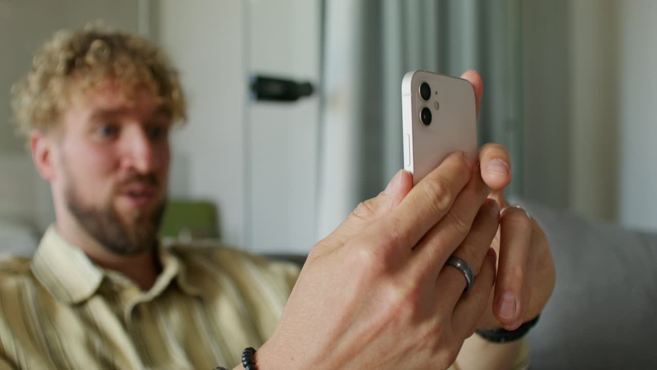 hombre usando un teléfono inteligente