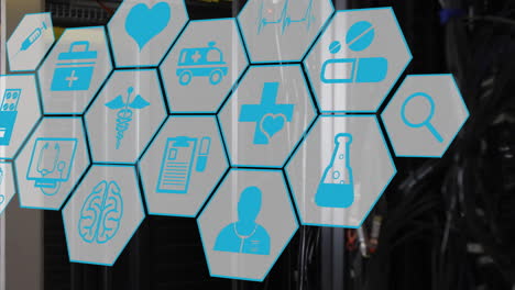 animación de la red de iconos médicos y procesamiento de datos a través de servidores informáticos