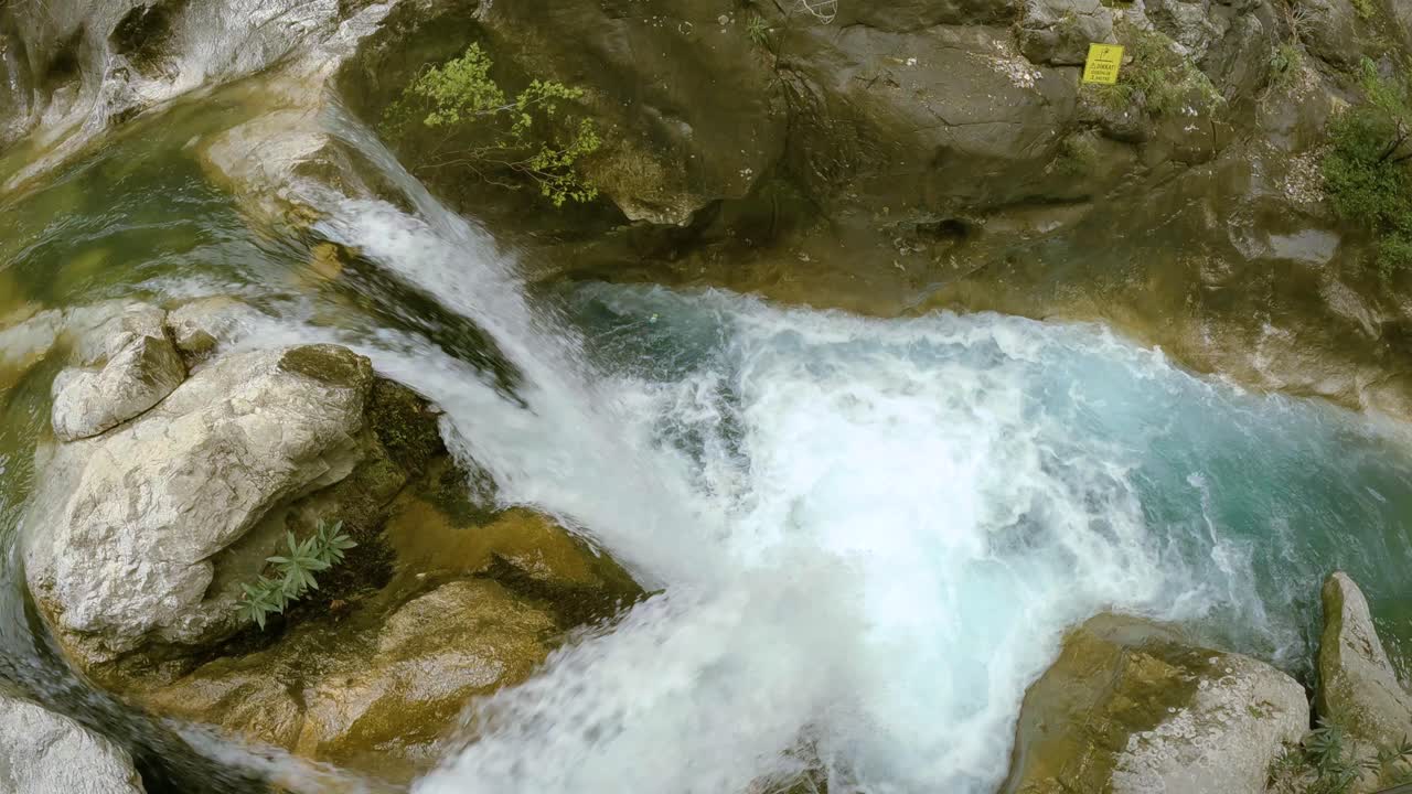 cascada - agua que fluye en el cañón de sapadere durante el verano en alanya, turquía