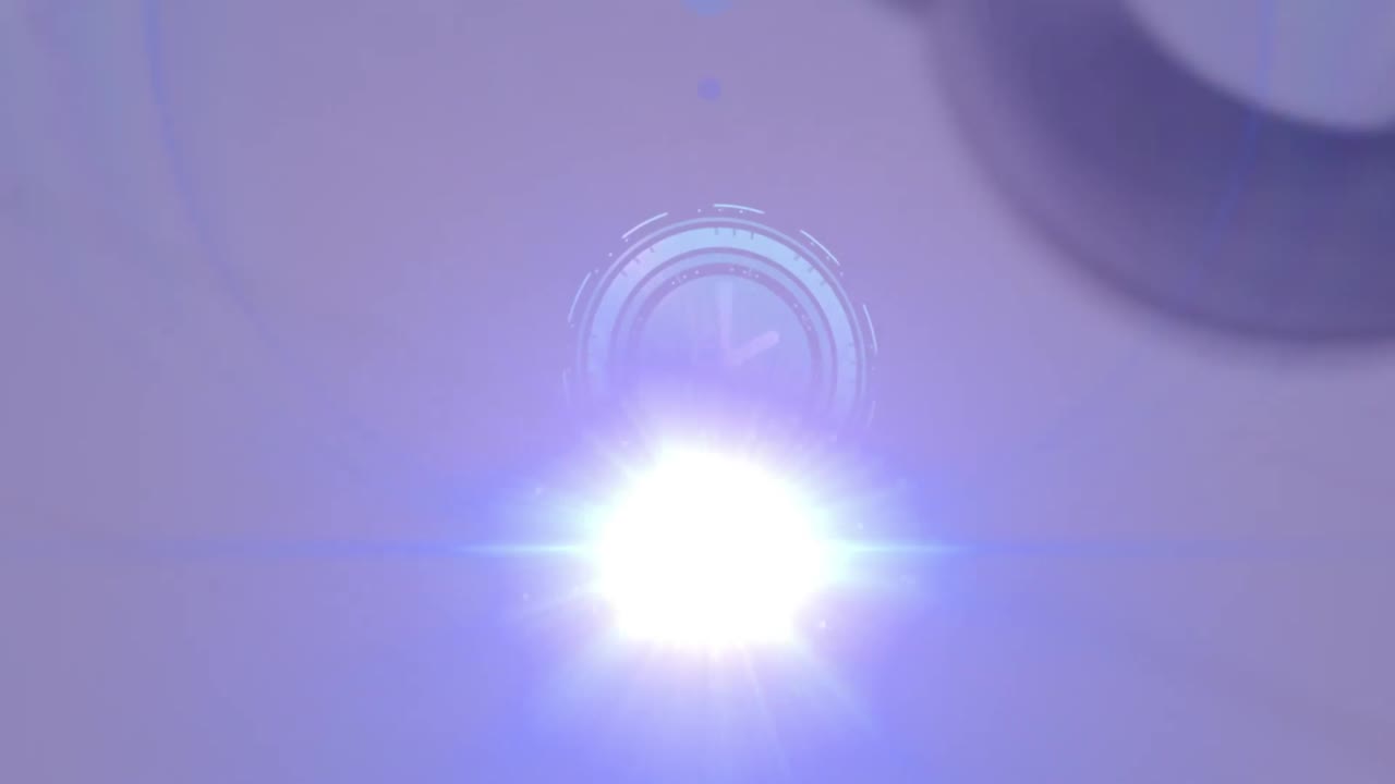 animación de cerradura de seguridad giratoria con reloj sobre el rastro de luz en fondo borroso