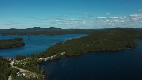 Toma-Aérea-Sobre-Una-Pequeña-Carretera-Entre-Lagos-En-El-Norte-De-Quebec