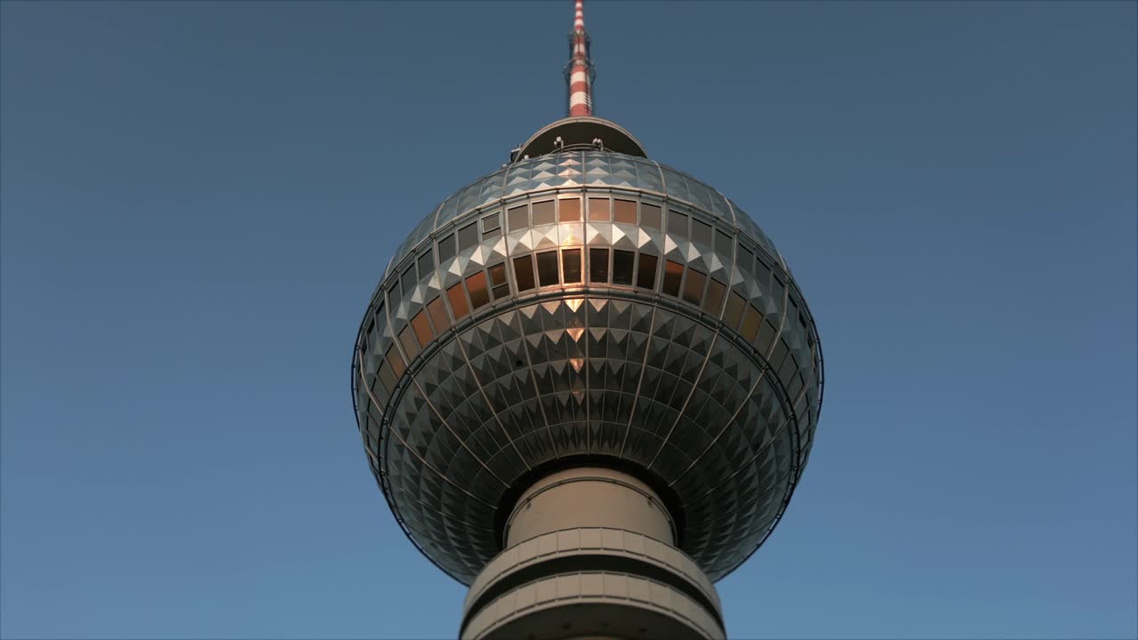 베를린 tv 타워 독특한 도 낮은 각도 드론  낮 독일