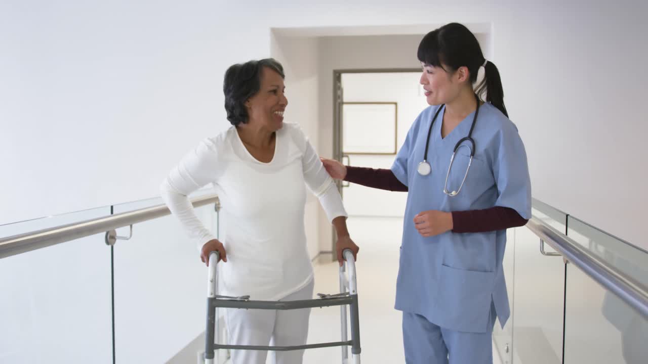joven médico ayudando al paciente en el hospital 4k