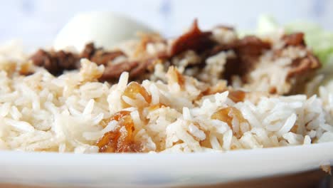 delicioso biryani con huevo y verduras