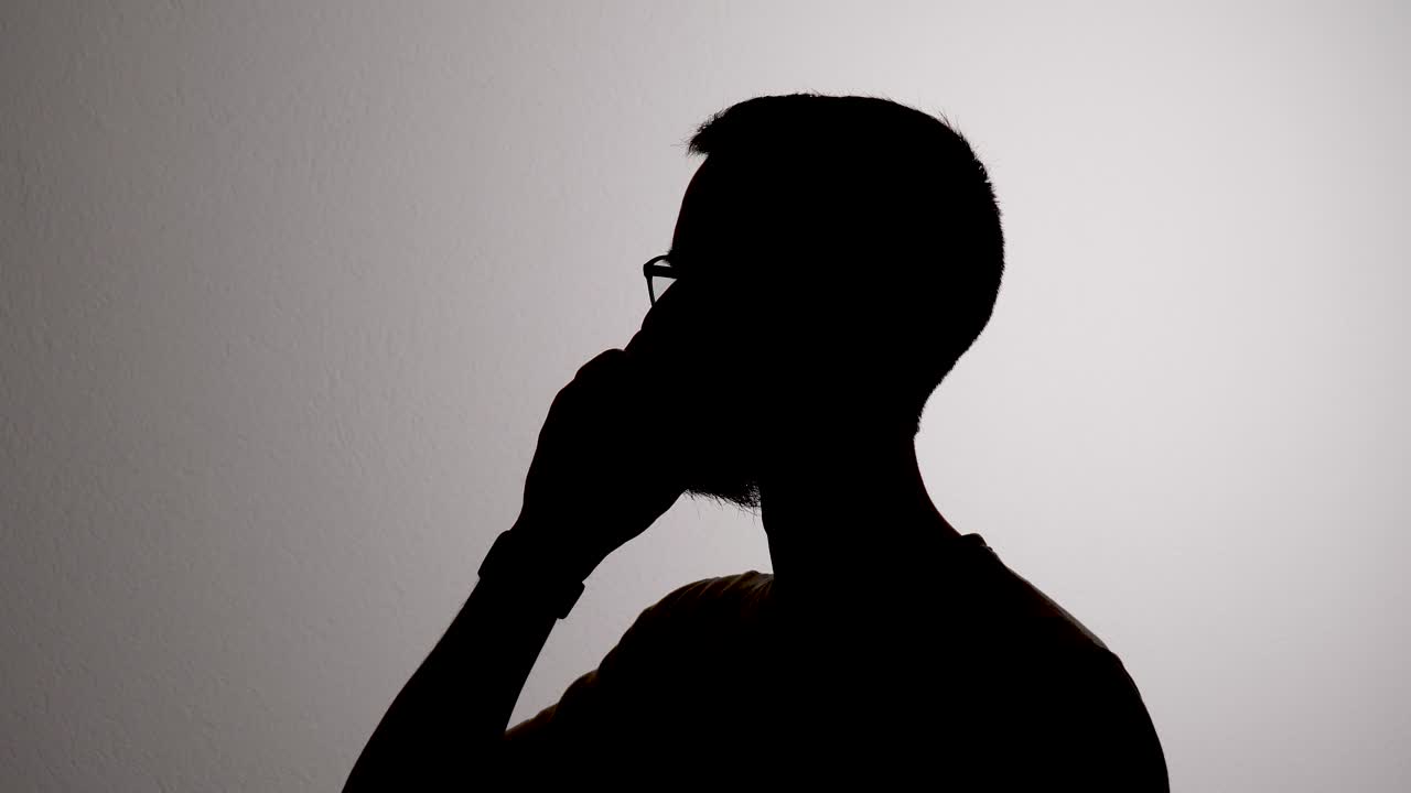 익명의 남성 사기은 전화로 협박을 위해 몸값을 요구합니다.