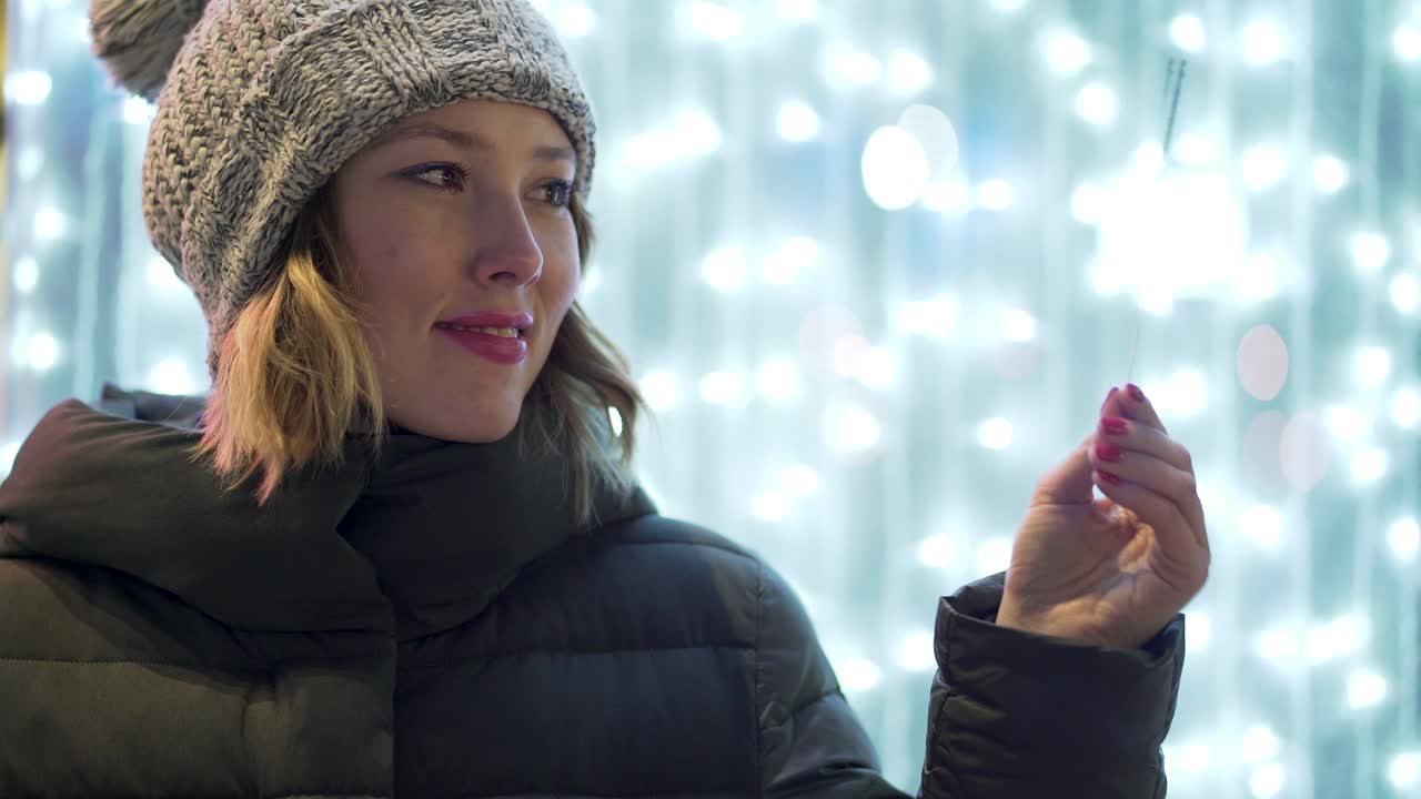 женщина с искрой ночью