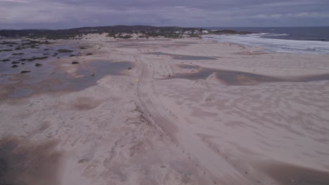 dunas de arena de la playa de stockton cerca del río hunter en nsw, australia al atardecer