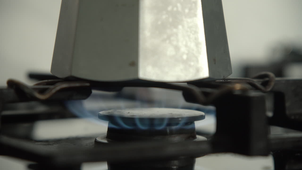 전통적인 이탈리아 모카 포트를 가스레인지에 놓고 불꽃을 켭니다.