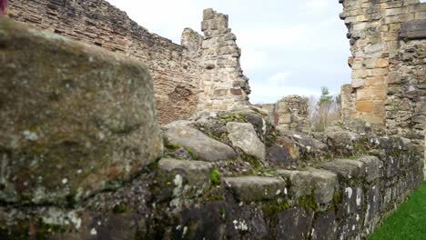 antiguo basingwerk abadía abandonado hito histórico edificio muros de piedra bajo primer plano dolly derecho
