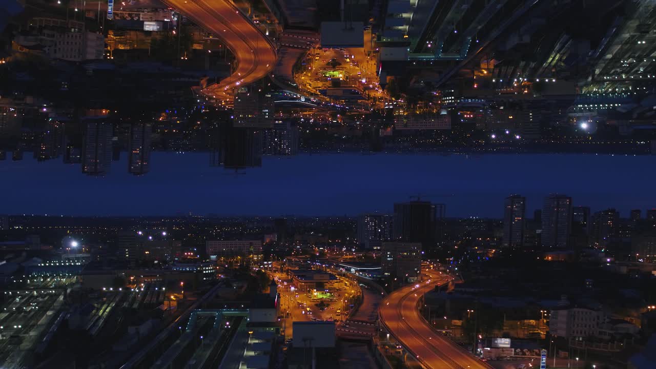 paisaje urbano invertido por la noche