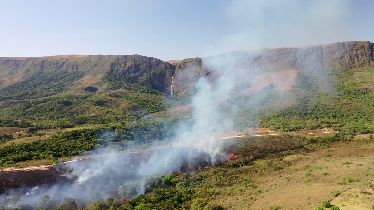 vista de drones del incendio forestal en el bioma del cerrado
