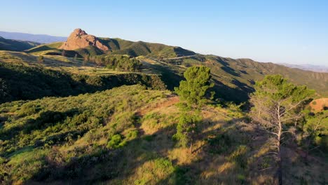 Drohnenaufnahmen-In-Der-Nähe-Der-Lake-Hughes-Road-In-Castaic,-Kalifornien