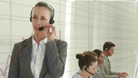 animación del procesamiento de datos sobre personas que usan auriculares telefónicos