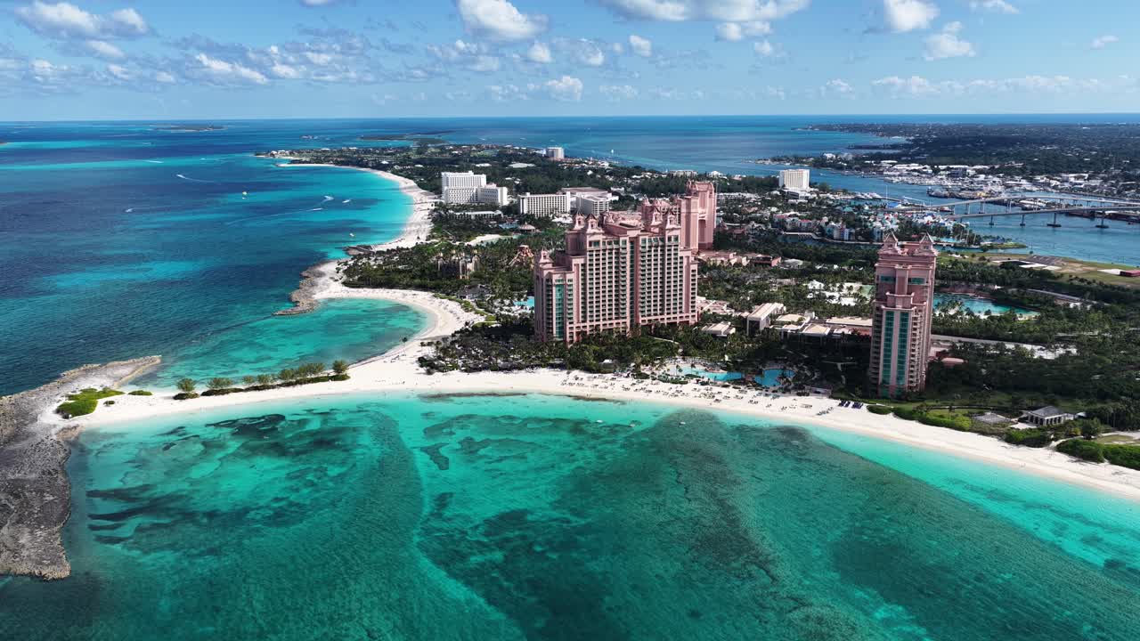 Skyline di Paradise Island a Nassau, New Providence, Bahamas. Spiaggia caraibica. Paesaggio tropicale. Imponenti grattacieli. Skyline di Paradise Island a Nassau, New Providence, Bahamas. Viaggio estivo