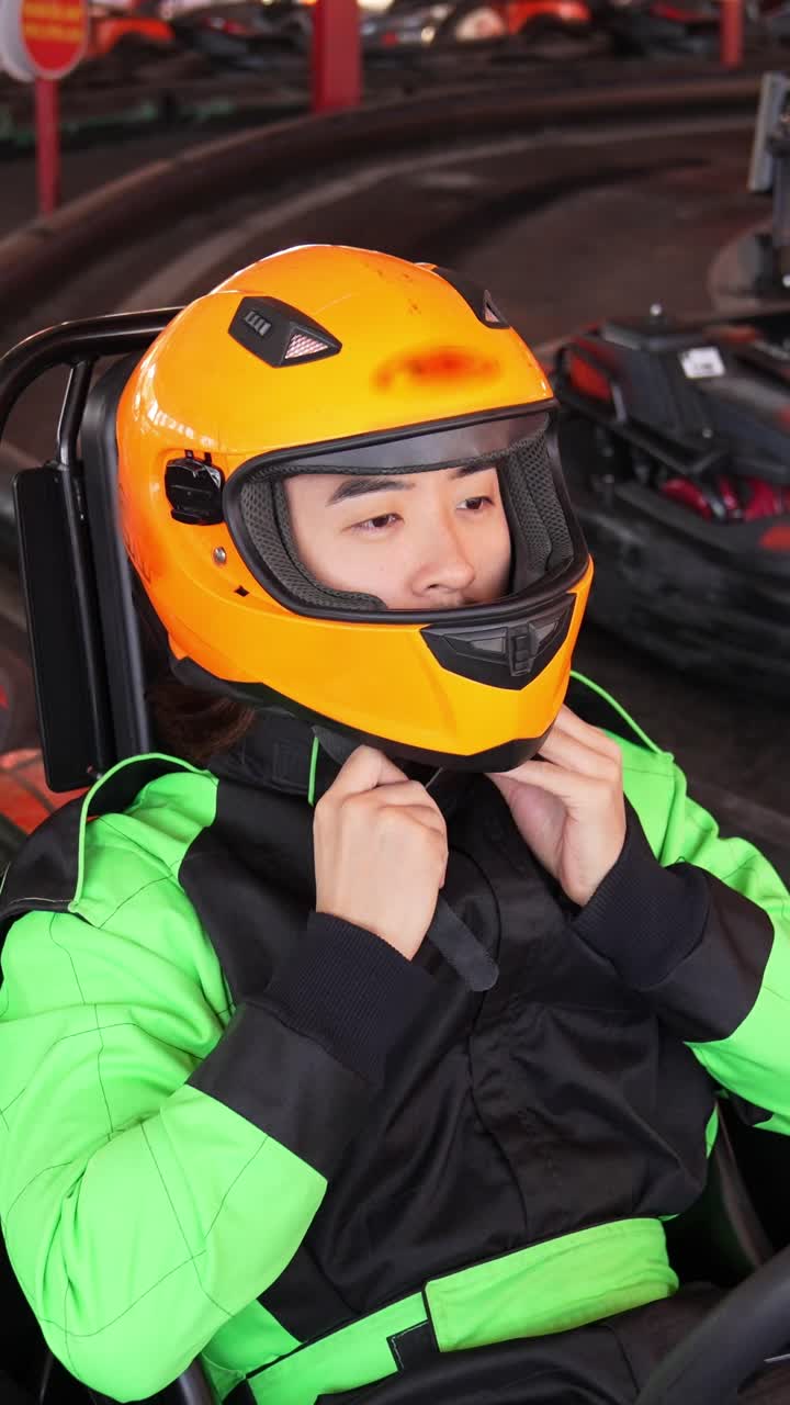 Persona su go-kart con casco e tuta da corsa