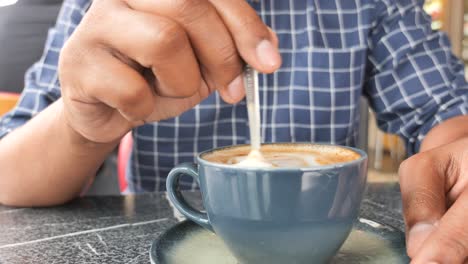 persona que agita el latte