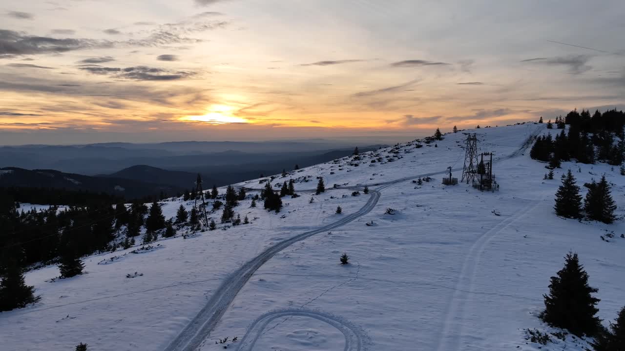 아름다운 일몰과 함께 산의 멋진 겨울 풍경