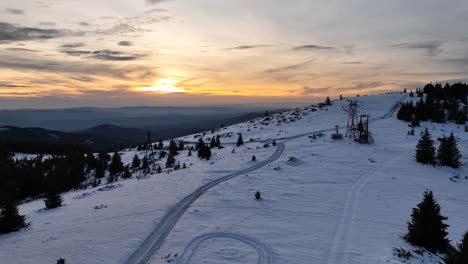 Bonito-Paisaje-Invernal-En-Las-Montañas-Con-Una-Hermosa-Puesta-De-Sol